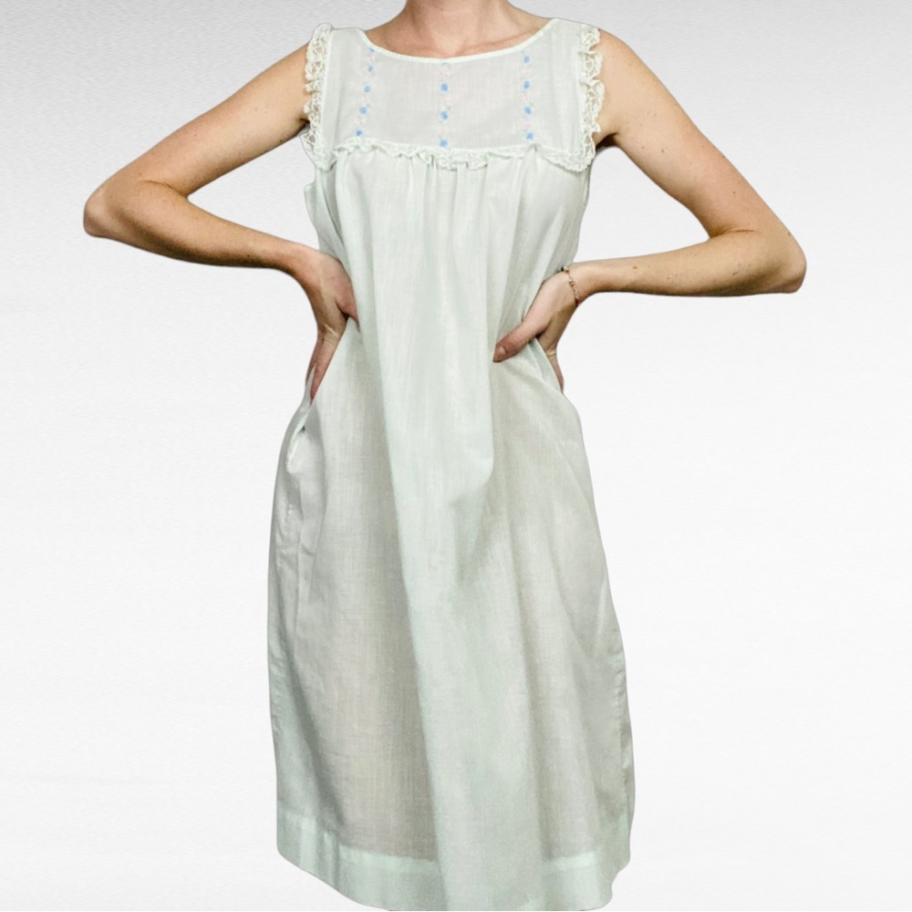 VINTAGE | 1970’s Katz Shift Light Green Embroidered Lace Ruffle Night Gown